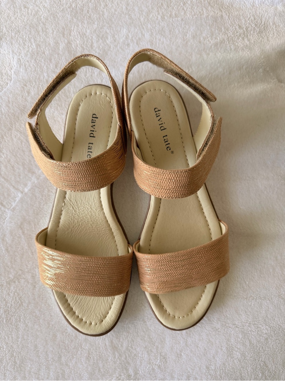David Tate Sandal in Tan Metallic Size 8 NWOT - Picture 2 of 4